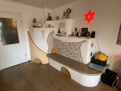 Wohnzimmer mit Kachelofen im EG - 