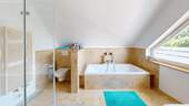 Tageslichtbad mit Dusche und Wanne neben dem Schlafzimmer - 