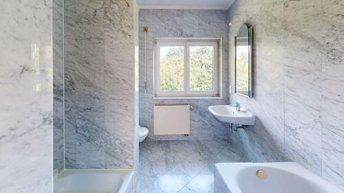 Tageslichtbad mit Dusche und Wanne im OG - 