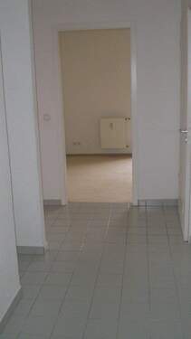 Blick in den Flur und Zimmer - 2 Zimmer Etagenwohnung in Berlin