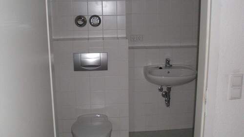 Blick ins Bad - Etagenwohnung mit 63,00 m&sup2; in Berlin zum Kaufen