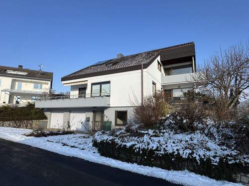 Objektansicht - Großzügiges, freistehendes 1-Familien-Haus mit ELW und zwei Garagen