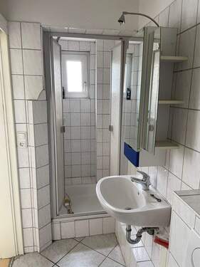 Kleines Badezimmer mit Dusche - 