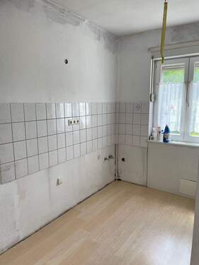 Leere Küche mit Fliesenspiegel - 