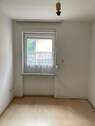 Leeres Zimmer mit Fenster - 