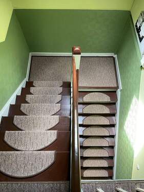Treppenhaus mit Teppichstufen - 