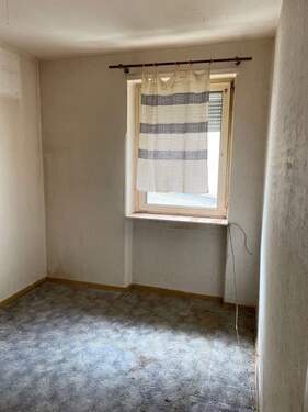 Leeres Zimmer mit Fenster - 