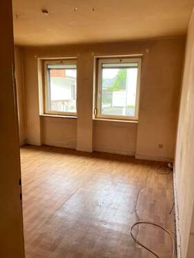 Sanierungsbedürftiges Zimmer - 
