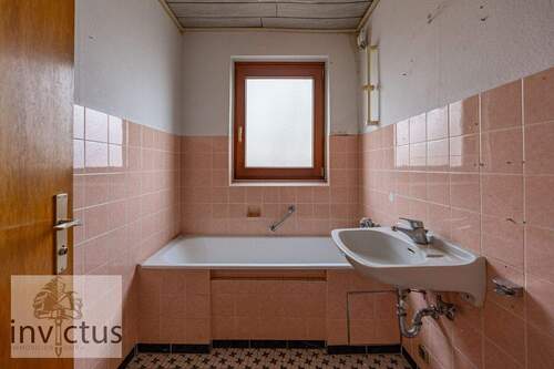 Badezimmer - 8 Zimmer Mehrfamilienhaus, Wohnhaus in Leingarten