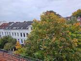 Blick nach Vorne Mathildenstrasse - Geheimtipp im Viertel 2 ruhige, helle, geräumige Zimmer über den Dächern der Mathildenstrasse. Erstbezug nach Sanierung. Ideal für Single oder Pa