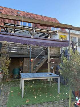 Rückwärtige Ansicht mit Garten-Sitzecke und Balkon.jpeg - 