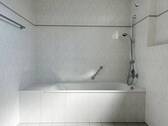 Bad mit Wanne - 