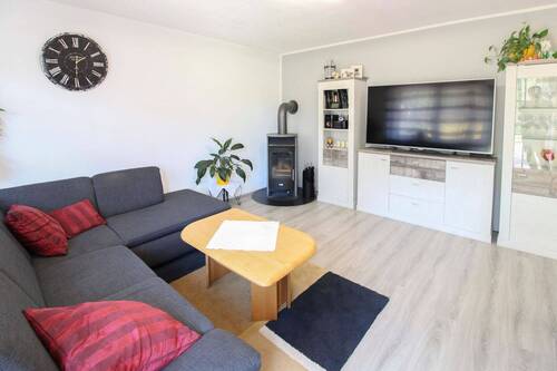 Wohnzimmer mit Kamin - 5 Zimmer Doppelhaushälfte in Strausberg