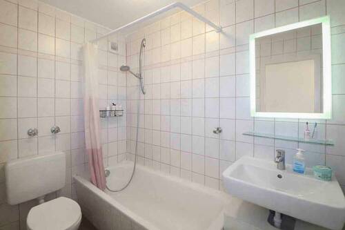 Badezimmer - Einfamilienhaus in München zum Kaufen
