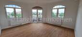 Wohnzimmer mit Balkon - Helle 3-Zimmer-Altbauwohnung mit kl. Balkon, neu renoviert im Denkmal-Haus