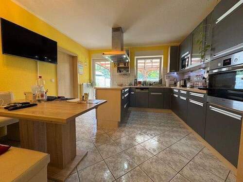 Küche mit Einbauküche - 