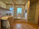 Bad mit Wanne und Dusche - 