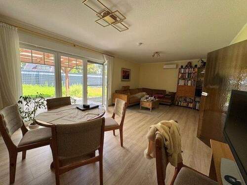 Großes Wohnzimmer, ca. 30 m² Wohnfläche - 