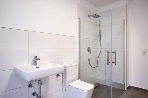 Bad mit WC und Walk-In-Dusche - 