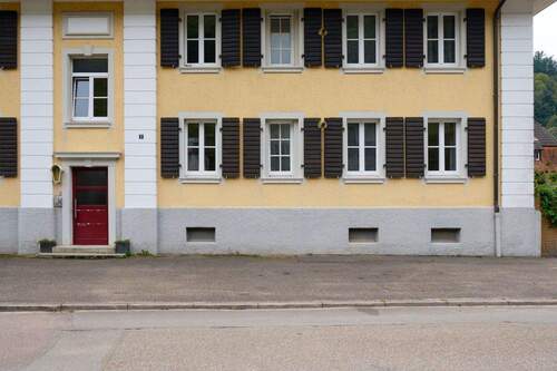 das Haus von der Straße aus - 