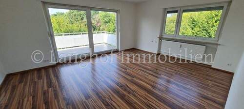 Wohnzimmer mit großem Balkon - 3-Zimmerwohnung mit großem Balkon frisch renoviert