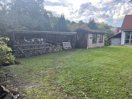 Grünfläche neben dem Haus - 