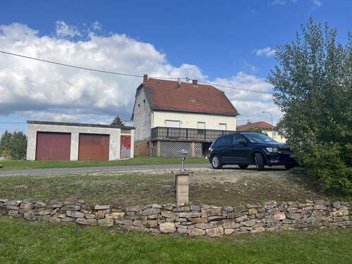 Parkplatz und Garagen - 