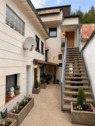 Innenhof mit Treppe zum Obergeschoss.png - 
