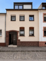 Symmetrische Reihenhausfassade an ruhiger Straße.p - Charmantes Reihenwohnhaus in ruhiger und naturnaher Lage von Trier-Biewer mit 2 vermieteten Wohneinheiten