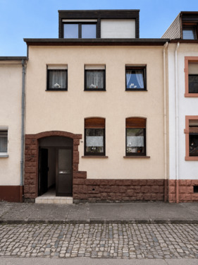 Symmetrische Reihenhausfassade an ruhiger Straße.p - Charmantes Reihenwohnhaus in ruhiger und naturnaher Lage von Trier-Biewer mit 2 vermieteten Wohneinheiten