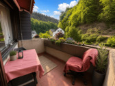 Gemütlicher Balkon mit Blick auf die Landschaft.pn - 