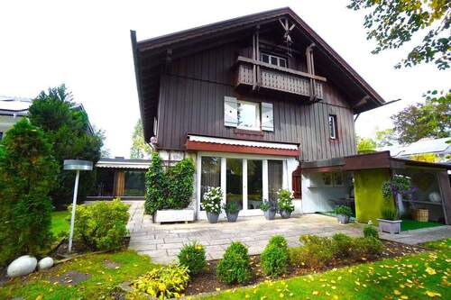 Hausansicht Süd - Viel Platz für die große Familie! - mit toller Infrastruktur in sehr guter Lage!