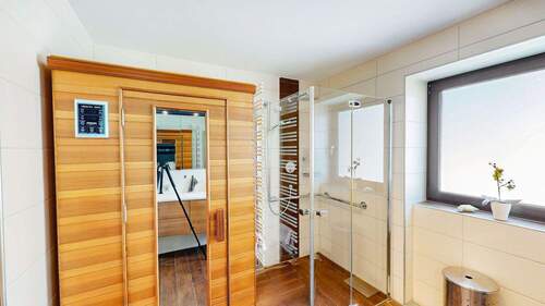 Badezimmer mit Infrarotkabine - 