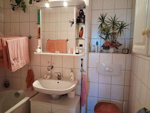 innenliegendes Bad mit Wanne - Etagenwohnung mit 62,40 m&sup2; in Zeitz zur Miete