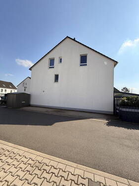Stellplätze seitlich am Haus - Reihenendhaus mit 142,00 m&sup2; in Flörsheim zum Kaufen