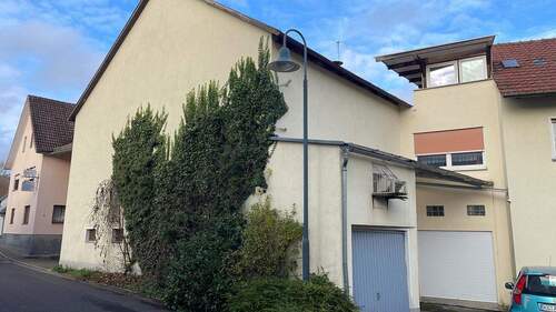 Nebengebäude links - Mehrfamilienhaus, Wohnhaus zum Kaufen in Burkardroth