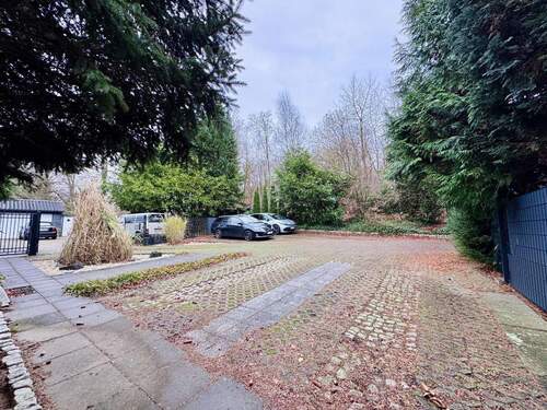 Parkplatz/Auffahrt - 