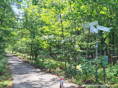 RE1 - ein Europaradweg führt am Ort entlang - 