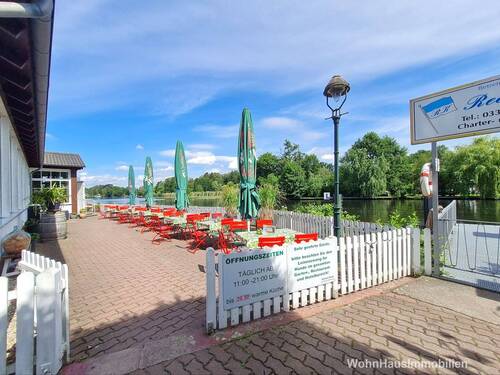 Restaurants am Wasser und Dampferanlegestelle - 