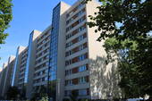 Hausansicht vorn - Moderne 3-Raum-Wohnung mit BALKON und EINBAUKÜCHE in Dresden- Johannstadt