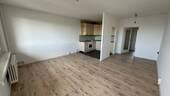 Wohnzimmer mit Blick in Küche - 3 Zimmer Etagenwohnung zur Miete in Dresden
