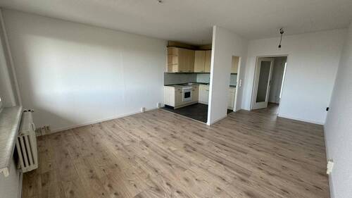 Wohnzimmer mit Blick in Küche - 3 Zimmer Etagenwohnung zur Miete in Dresden