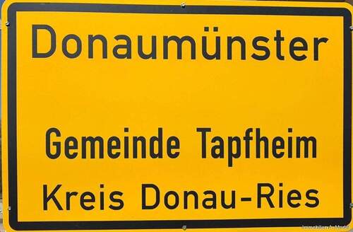 Titelbild - Schutz vor Inflation: Vermietete Dachgeschoß-Wohnung mit Garage und Stellplatz
