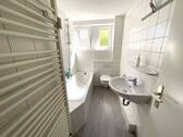 Bad mit Wanne - 