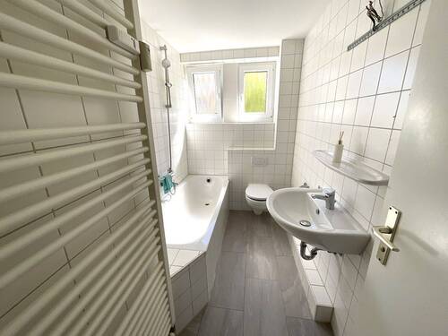 Bad mit Wanne - 