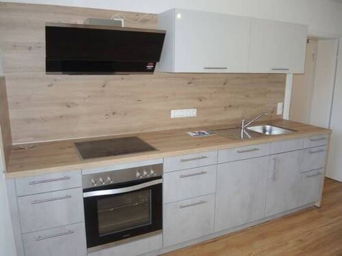 Küche - Attraktive 2-Zimmer-Wohnung mit Balkon und moderner Einbauküche, Aufzug, Hausmeister – Frei ab 01.01.2026