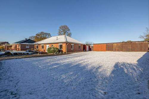 Bungalow mit Garage und Schuppenanlage - 