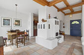 Essbereich mit Kamin und Eingang - 