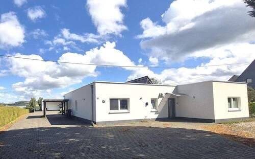 Hoffläche und Zufahrt - 