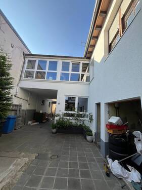 Innenhof, Haus von außen - Haus mit Potenzial in bester Lage von Pfungstadt - für Visionäre, Handwerker und Investoren